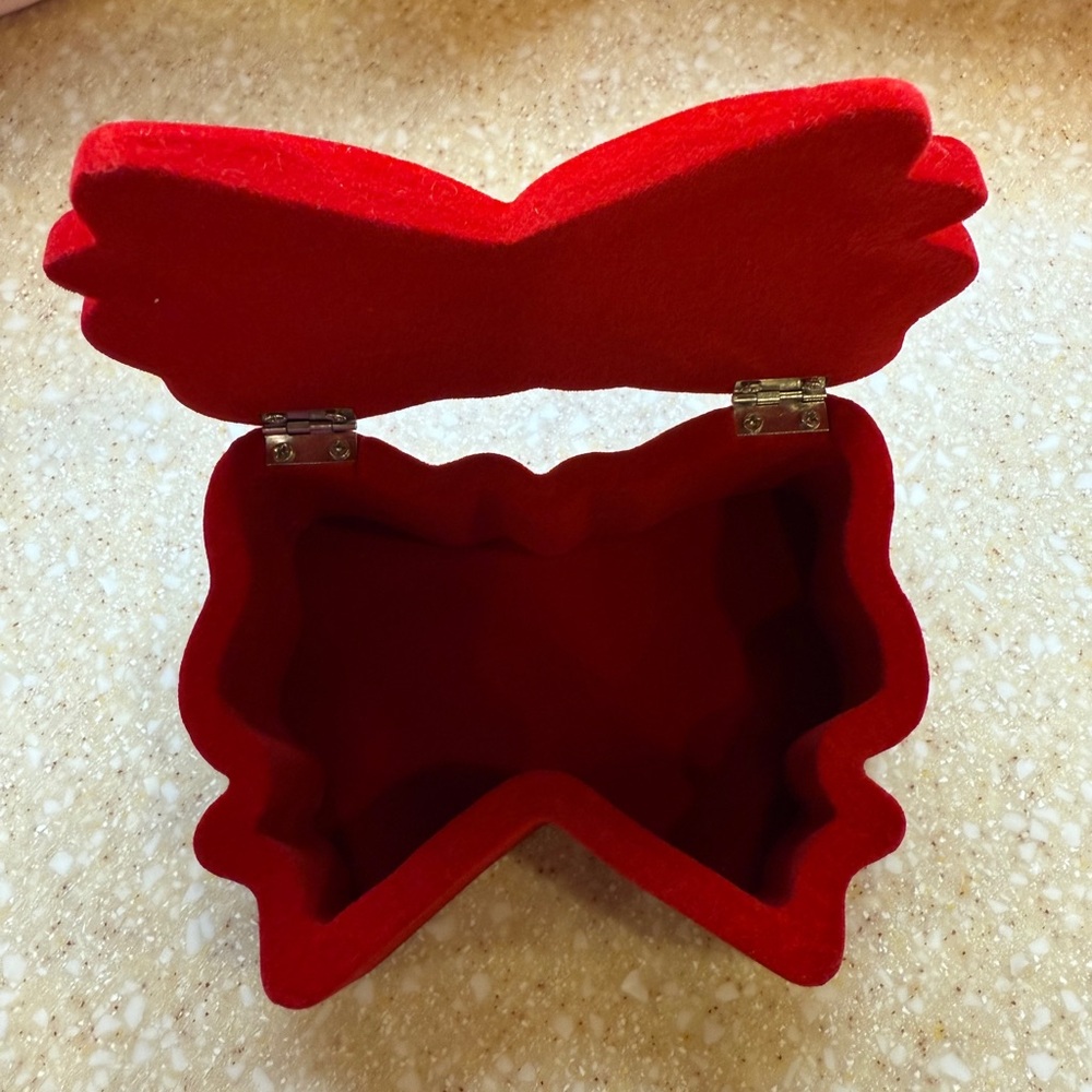 Elegant Red Velvet Bow-Shaped Hinged Small Jewelry Box with Heart NEW - Picture 7 of 11